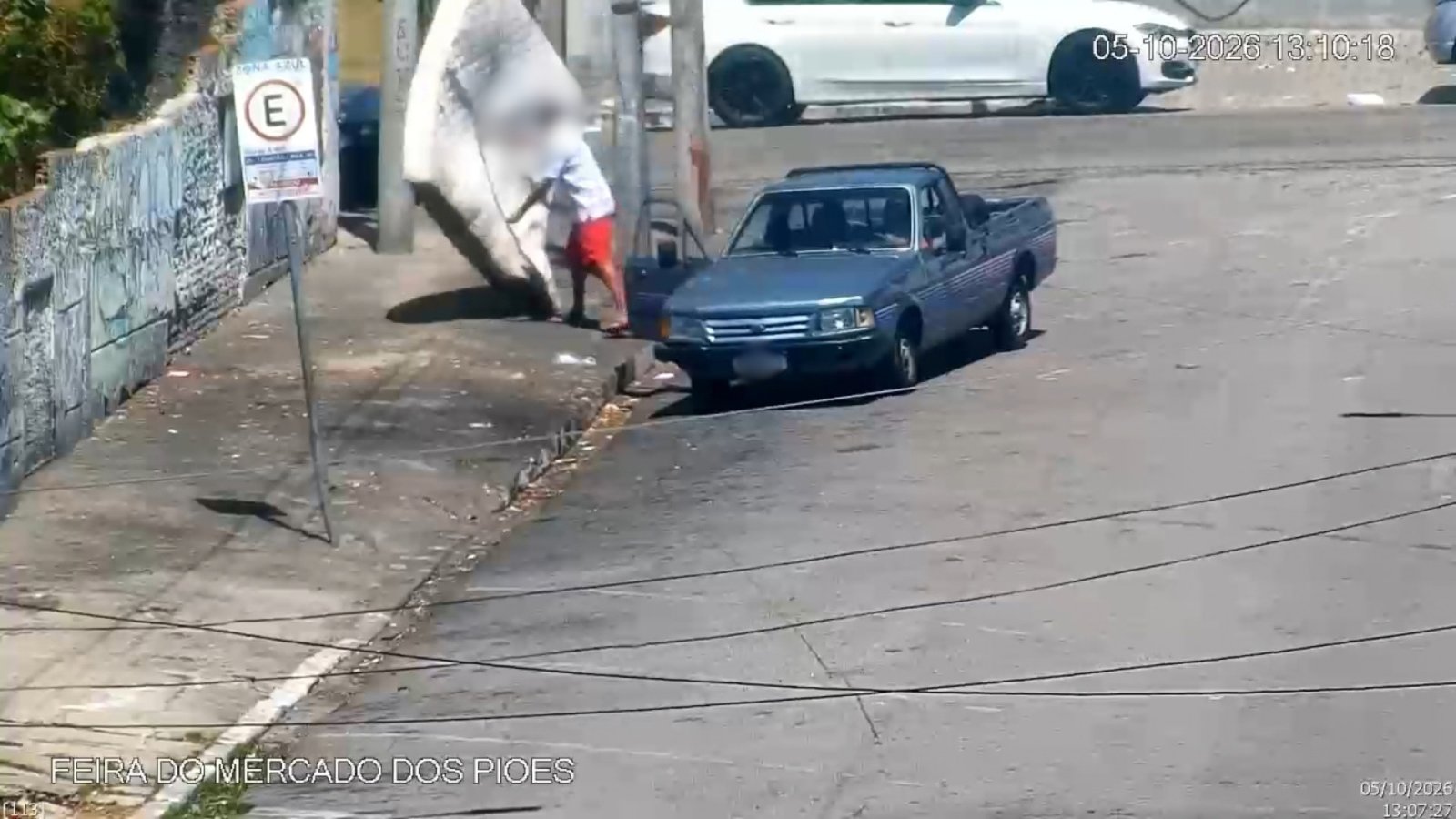 Capital Limpa e Ordenada: proprietário de picape é autuado após descarte de colchão em frente ao Mer
