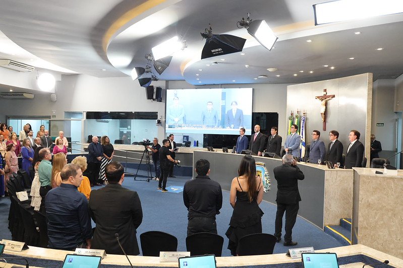 CMFor entrega a Medalha Edson Queiroz ao empresário Tarcísio Porto e comemora os 35 anos da Imobiliária Mega Imóveis em sessão solene
